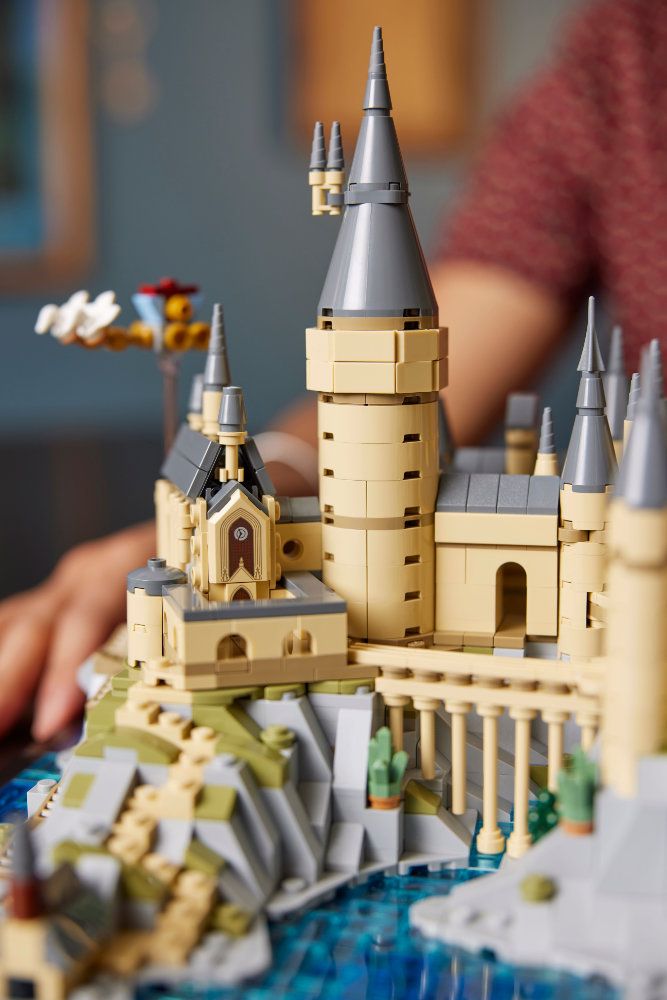 Lego hogwarts top castle weight